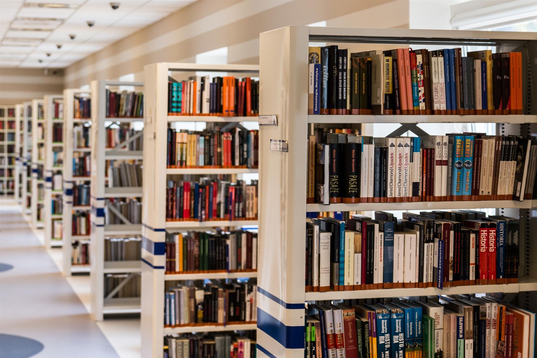 Biblioteekgang met boekrakke